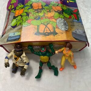 Vintage TMNT a carrying case with Donatello, April and a modern random ninja